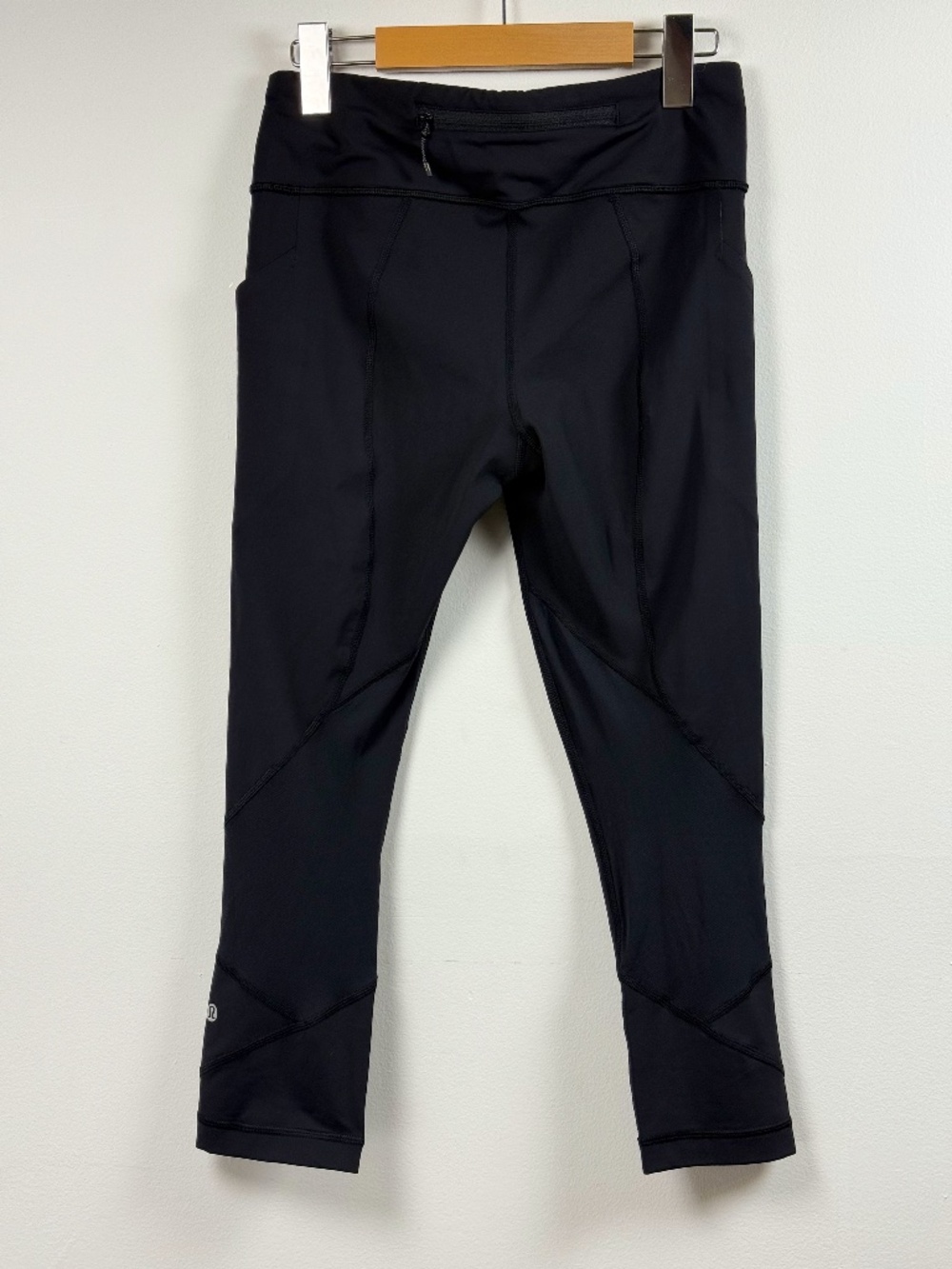 Lululemon women leggings black size 6 like new.
